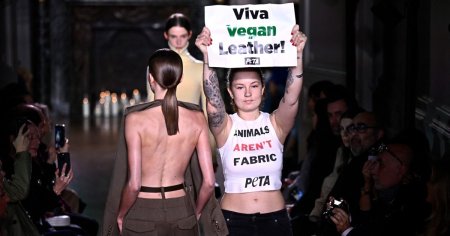 Victoria <span style='background:#EDF514'>BECK</span>ham, atacata de protestatarii PETA, la Saptamana Modei de la Paris. Activistii, prezenti pe podium