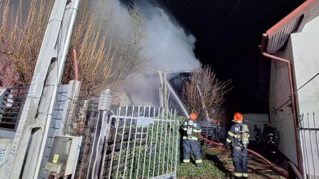 Incendiu la o casa din comuna <span style='background:#EDF514'>BERCENI</span>. Opt persoane s-au autoevacuat