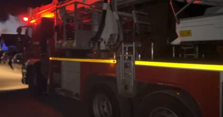 Incendiu devastator la o casa din comuna <span style='background:#EDF514'>BERCENI</span>. Opt persoane s-au autoevacuat VIDEO
