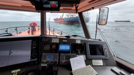 Incendiu la bordul navei Princess Mariam, in rada portului <span style='background:#EDF514'>SULINA</span>. Echipajul, 16 oameni, a refuzat sa coboare de pe vapor
