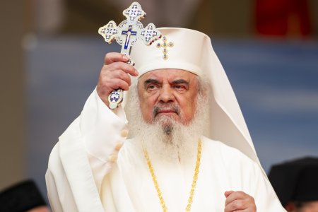 DNA-ul BOR a primit <span style='background:#EDF514'>BOTEZU</span>l Patriarhului Daniel