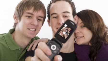 Experiment: Un cuplu a renuntat la smartphone-uri acum 7 ani, o viata mai echilibrata. Ce schimbari s-au produs in viata lor
