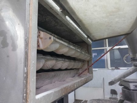 Fabrica de paine din Sectorul 6, sanctionata de ANPC / Productia din ziua de vineri a fost retrasa de la comercializare / S-au descoperit mai multe probleme de <span style='background:#EDF514'>IGIENA</span>, dar si lipsa autorizatiilor de functionare – FOTO