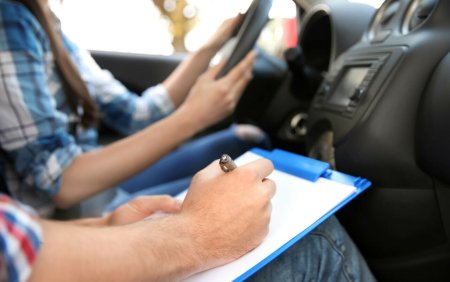 Un sucevean a picat de 55 de ori examenul auto. O femeia ia mereu proba teoretica, dar e respinsa intotdeauna la cea practica