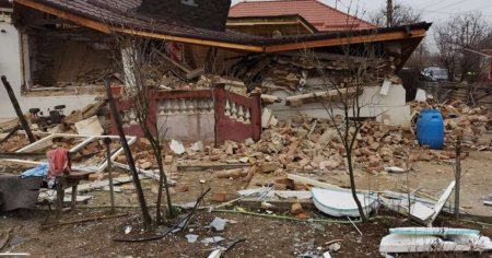 O casa a sarit in aer in judetul Dolj. Proprietarul locuintei tipa de doi ani ca sunt scapari de gaze in zona