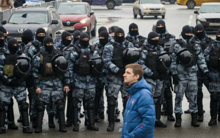 Cati rusi au fost arestati la inmormantarea lui Aleksei Navalnii. Putin, criminal!