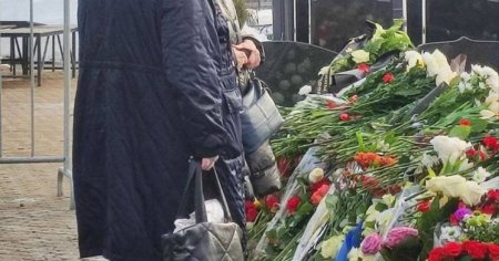 Mama lui Alexei Navalnii a fost la mormantul fiului ei a doua zi dupa <span style='background:#EDF514'>FUNERALII</span>le de la Moscova. De cine a venit insotita