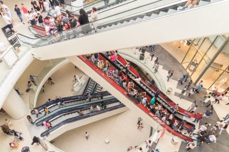 Mall-ul a devenit spatiu public, iar hainele ajung sa fie mai de pret decat omul