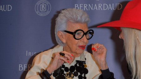 Excentrica Iris Apfel, simbol al modei si star<span style='background:#EDF514'>LETA</span> geriatrica, a murit la varsta de 102 ani