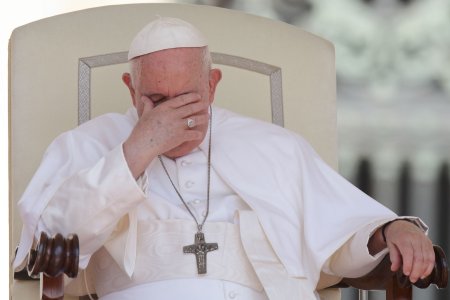 Papa Francisc a anuntat ca inca este bolnav: „Am pregatit un discurs, dar <span style='background:#EDF514'>PUTETI</span> auzi ca nu sunt in stare sa il citesc din cauza bronsitei”