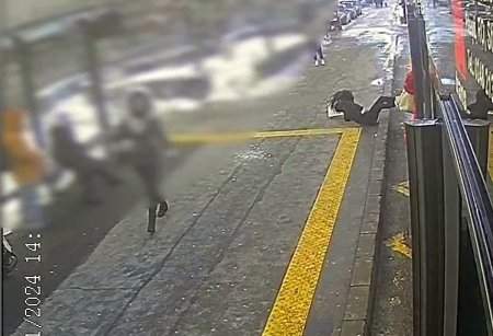 Un tanar acuzat ca a agresat sexual o fata intr-o statie de autobuz din Pitesti si apoi a impins-o din autobuz a fost arestat preventiv