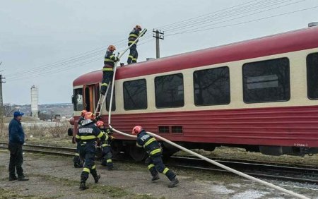 Incendiu la un tren care circula pe ruta Iasi-<span style='background:#EDF514'>HARLAU</span>. Aproximativ 20 de persoane au iesit singure