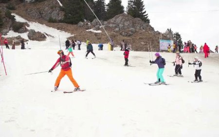 Multe partii de schi au fost <span style='background:#EDF514'>INCHISE</span>, din cauza vremii calde. Unde se mai poate schia in Romania in conditii de primavara