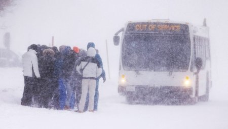 O furtuna de zapada a lovit vestul Statelor Unite, cu vanturi care ar fi atins 305 km/h, iar stratul de zapada ajunge si la 3 m