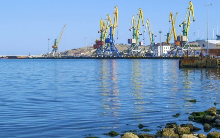 Explozii puternice in portul Feodosia. Rusia afirma ca Ucraina a atacat Crimeea cu 38 de drone