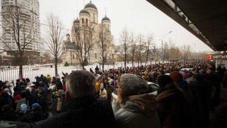 Imagini sfasietoare de la inmormantarea lui Aleksei Navalnii. Cum l-au condus rusii pe <span style='background:#EDF514'>ULTIMUL DRUM</span>: "Nu ti-a fost frica! Nu ne este frica!"