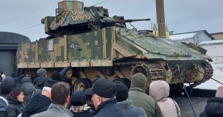 Rusia etaleaza un vehicul de lupta Bradley capturat, 