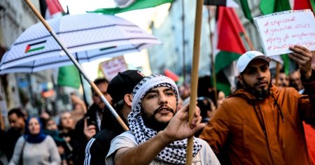 Peste 7.000 de manifestanti au scandat la Berlin pro-<span style='background:#EDF514'>PALESTINA</span>: Finantele Germaniei, bombele Israelului!