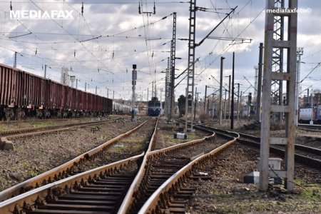 T<span style='background:#EDF514'>RAFIC</span> feroviar oprit intre Chiajna si Gradinari din cauza unei defectiuni la linia de contact