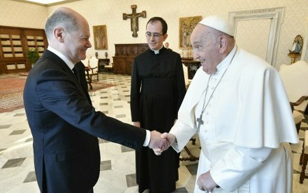 Olaf Scholz a fost primit la <span style='background:#EDF514'>VATICAN</span> de Papa Francisc. Ce cadou i-a oferit suveranului pontif. FOTO