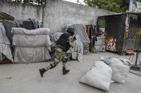 Sute de detinuti au evadat din Penitenciarul National din <span style='background:#EDF514'>HAITI</span>. Daca atacatorii vor avea succes, suntem terminati, spun politistii