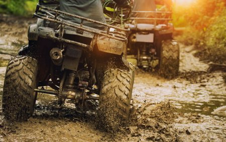 Un copil de 11 ani a fost surprins in timp ce conducea un ATV in Ranca. Era insotit de mama lui pe vehicul