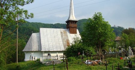 Biserica de lemn din Muntii Apuseni, veche de peste 250 de ani, restaurata cu bani din timbrul monumentelor istorice