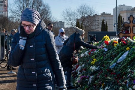 Rusii continua sa vina la mormantul lui Navalnii, care este acoperit in intregime de flori