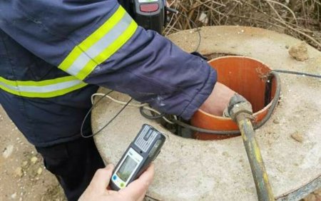 Alerta intr-o comuna din Dolj, unde gazul iese din pamant. Zacamantul tasneste din <span style='background:#EDF514'>FANTANI</span> si provoaca explozii si incendii