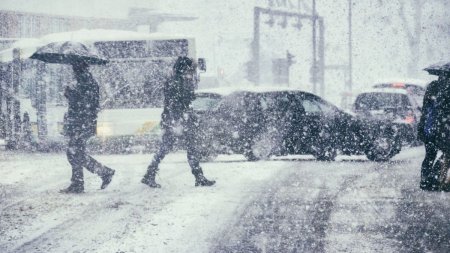 Vremea se strica brusc in Romania. Sunt anuntate ninsori si lapovita