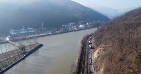 Traficul de cosmar cauzat de alunecarile de teren continua pe Valea Oltului pana in septembrie 2025 VIDEO