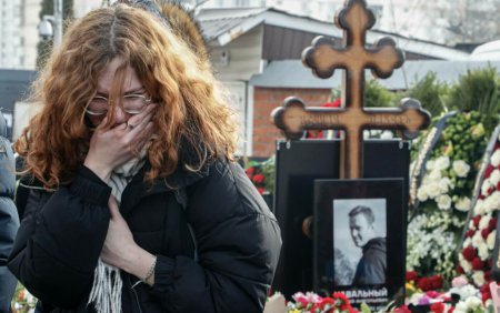 Politia lui Vladimir Putin a inchis <span style='background:#EDF514'>CIMITIRUL</span> in care e ingropat Navanii. Gestul impresionant facut de rusii care il admirau