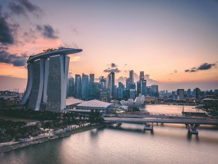 Business Magazin. O escala de o zi  in Singapore, Elvetia Estului