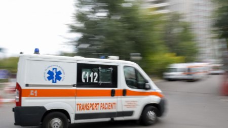 Baiat de 13 ani, accidentat de un autoturism in timp ce trecea strada printr-un loc nepermis