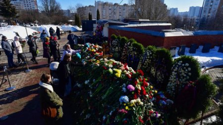 Politia inchide <span style='background:#EDF514'>CIMITIR</span>ul unde este ingropat Navalnii, iar sute de rusi protesteaza pentru acces