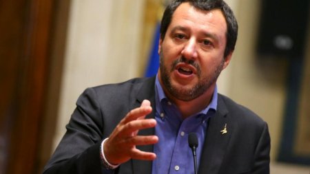 <span style='background:#EDF514'>SALVINI</span> ii felicita pe Trump si isi exprima speranta intr-o ''schimbare la Casa Alba''