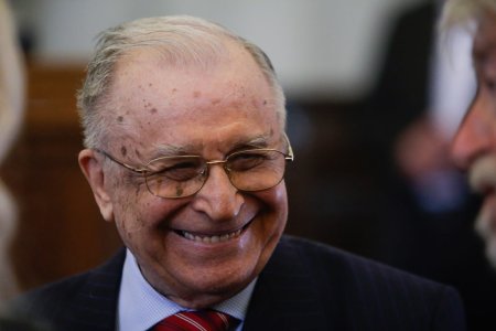 Ion Iliescu, la 94 de ani, vorbeste despre populism si face haz de <span style='background:#EDF514'>MEME</span>le cu el