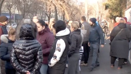 Parintii protesteaza in fata unei scoli din Bucuresti, dupa dezvaluirile Antena 3 CNN: Un copil a fost abuzat de doua ori in toaleta unitatii <span style='background:#EDF514'>SCOLARE</span>