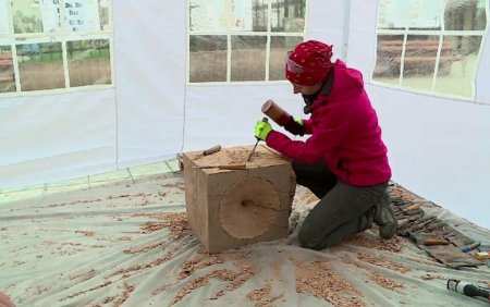 Luna Sculptorilor Romani, la Iasi. Trei tineri si-au incropit un atelier pe strada si au creat lucrari in fata trecatorilor