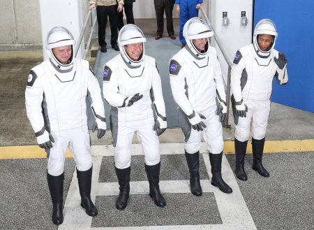 Patru astronauti, trei americani si un rus, se indreapta spre <span style='background:#EDF514'>STATIA SPATIALA</span> Internationala, unde vor sta 6 luni
