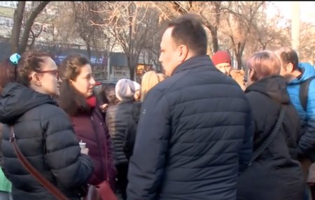 Protest in fata unei scoli din Bucuresti dupa un caz de abuz sexual asupra unui elev. Reactia conducerii scolii