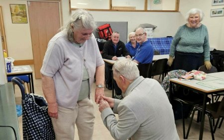Ne iubim la nebunie. Doi pensionari de 76 de ani s-au logodit in timp ce jucau <span style='background:#EDF514'>BING</span>o si apoi au castigat la loto | FOTO