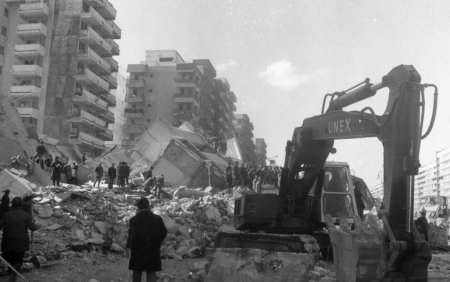 4 martie 1977, ziua in care un cutremur a ingropat Romania. Dupa 47 de ani, doar <span style='background:#EDF514'>UNUL DIN CINCI ROMANI</span> are casa asigurata