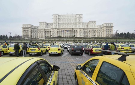 Continuam greva foamei. <span style='background:#EDF514'>TAXIMETRISTII</span> continua protestele. Cate maisini se afla in Piata Constitutiei