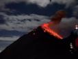 Un <span style='background:#EDF514'>VULCAN</span> din Galapagos a inceput sa erupa