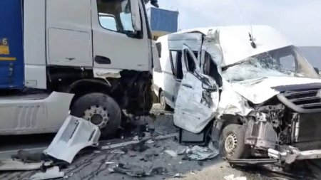 Accident grav cu doua camioane si un <span style='background:#EDF514'>MICROBUZ</span>, in Mehedinti. Mai multe persoane au fost ranite