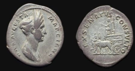 Moneda romana emisa pentru Marciana, sora imparatului Traian, expusa la Muzeul de istorie din Baia Mare