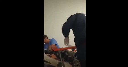 Pacientul din Braila, legat de pat si umilit de un paznic si o infirmiera, a murit. Trebuia sa va duca la nebuni VIDEO