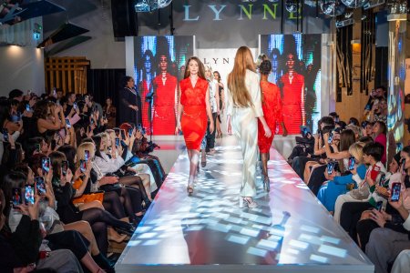 Vedetele au descoperit tendintele primavara-vara  in cadrul <span style='background:#EDF514'>LYNN</span>e Fashion Show primavara-vara 2024