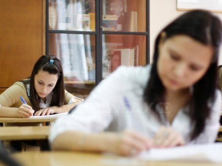 Mai multi elevi ca anul trecut la simularea probei la Limba Romana a Bacalaureatului